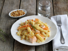 Fusilli au saumon, zestes d'orange et pignons