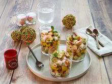 Envie de fraîcheur pour l'apéro de Noël ? Testez ces verrines au ceviche de surimi, mangue, menthe et graines de grenade !