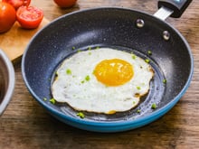 Cette astuce surprenante permet de cuire un œuf au plat sans une goutte d’huile (et ça marche vraiment)