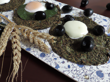 Galettes de blé noir aux épinards et chèvre, œuf miroir et olives noires