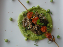 Purée de petits pois, émincé de bœuf à la menthe et brochette de tomates confites