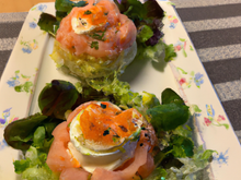 Nids de Saint-Jacques aux œufs de saumon et salade