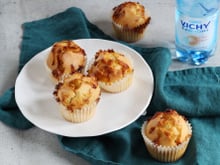 Muffins au chocolat blanc, noisettes et eau minérale