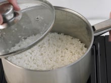 Cuire le riz différemment pourrait faire baisser ses calories de moitié