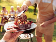 Barbecue : avant et après cuisson, ce qu'il faut faire avec la viande pour éviter une contamination bactérienne
