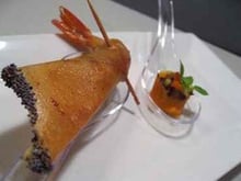 Duo de cuillères : petits légumes et gambas croustillantes