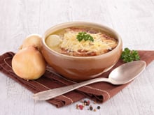 “Excellente !” : voici comment faire une bonne soupe à l’oignon, idéale pour se faire du bien un lendemain de fête !