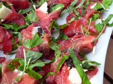 Roulés de carpaccio, roquette et parmesan