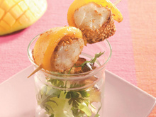 Mini-brochettes de mangue et cabillaud au sésame paprika