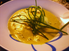 Velouté d'asperges au curry, îlot pomme granny, oignon frais et ciboulette