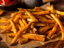 Frites de patates douces ou de pommes de terre, y a-t-il une différence sur le pic glycémique ? Cette biochimiste répond