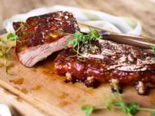 Philippe Etchebest partage sa recette de ribs de porc laqués (à manger avec les doigts ou pas)