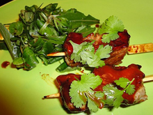 Brochettes de porc caramélisées au ketchup et coriandre