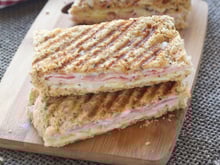 Cette recette de croque-monsieur à la poêle va vous faire gagner un temps fou