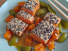 Saumon laqué maison, sésame et pois cassés au poivre chinois