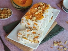 Parfait glacé au yaourt et melon, crumble à la poêle