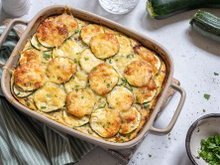 Pour une version printanière, Cyril Lignac partage sa recette de moussaka revisitée aux courgettes et ricotta !