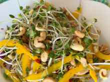 Salade de pousses de soja, mangue et noix de cajou et sa vinaigrette acidulée