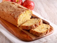 Le gâteau moelleux qu’on va tous vouloir faire ce week-end : cake aux pommes et sirop d’érable