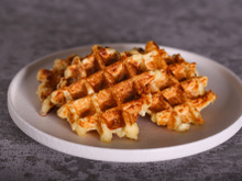 “Un vrai délice” : le chef Juan Arbelaez nous montre comment faire des gaufres au comté pour accompagner sa soupe en automne !