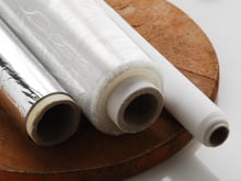 L'astuce magique pour que vos rouleaux d'aluminium ou de film étirable reste (enfin) dans leur boîte