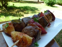 Brochettes de canard aux pêches