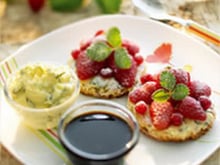 Tartines de fraises au beurre à la menthe et nappage au caramel balsamique