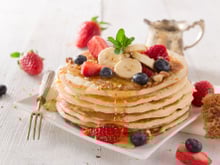 Cette diététicienne partage sa recette de pancakes sains et rassasiants avec seulement 4 ingrédients
