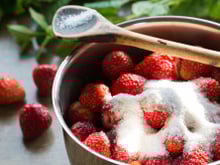 Pourquoi est-il important de retirer l’écume quand on prépare de la confiture ?