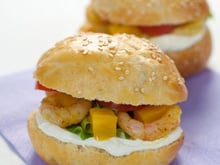 Hamburger de crevettes roses au curry, dés de mangue et St Môret