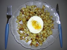 Œuf au plat dans un nid de pommes de terre rissolées