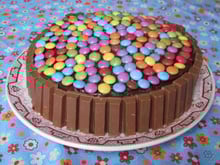 Gâteau aux smarties et kit kat