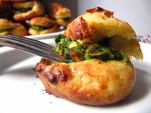 Gougères au parmesan et pesto de roquette aux pistaches