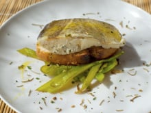 Dos de cabillaud poêlé, ramen crevettes sautées aux légumes et sauce citron confit et gingembre