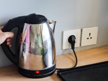 L'erreur que l'on fait tous avec sa bouilloire et qui gâche totalement le goût du thé