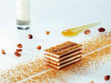 Le millefeuille à la nougatine beurrée aux cacahouètes, touche de ras-el'hanout, infusion de cacahouètes torréfiées à boire
