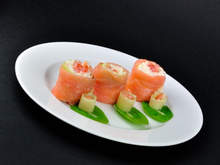 Rouleaux-Maki crémeux au saumon, riz au Philadelphia concombre et tomate
