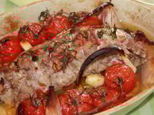 Filet mignon, légumes, lards et basilic