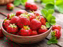 Ne jetez plus les queues de fraises : elles méritent mieux ! Voici notre recette parfaite pour les transformer