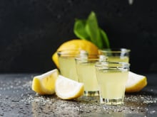 Ce chef révèle comment faire un limoncello maison facilement avec des citrons de saison