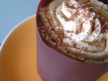 Mousse mascarpone en coque chocolatée sur moelleux au chocolat et cerises au sirop