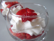 Espumas de yaourt au citron & dés de fraises