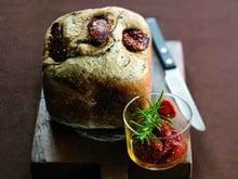 Pain aux herbes de Provence et aux tomates séchées
