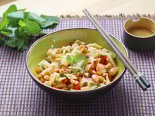 Salade de crevettes, menthe, poivrons et pousses de bambou