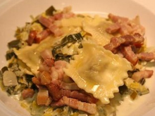 Ravioli au bœuf, sauce poireaux et lardons
