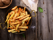 Cet ingrédient basique va vous permettre de faire des frites au four bien croustillantes