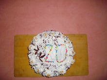 Gâteau moelleux, saveur vanille avec de la crème chantilly et fruits frais