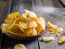 “Les chips classiques sont souvent trop salées et très grasses” : mais alors lesquelles choisir pour l’apéritif ?