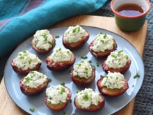 Bouchées apéro : quetsches et fromage de chèvre à la ciboulette