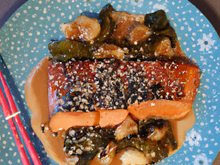 Saumon laqué sauce teriyaki et chou chinois sauté à la coriandre, au sésame et au gingembre frais